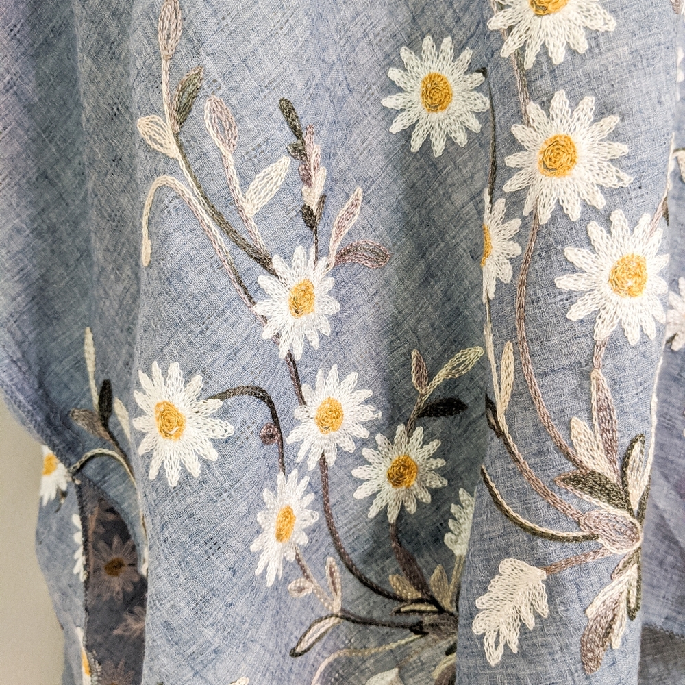 SOLD NWT Embroidered Daisy Kimono - Picture 4 of 5